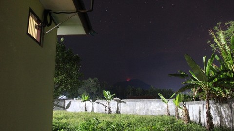 Terjadi erupsi Gunung Ibu pada hari Jumat (6/5/2022) pukul 23:14 WIT. Foto: magma.esdm.go.id