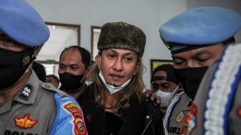 Anggota kepolisian mengawal terdakwa kasus dugaan penyebaran berita bohong Bahar Bin Smith usai menjalani sidang dengan agenda pembacaan eksepsi di Pengadilan Negeri Bandung, Jawa Barat, Selasa (12/4/2022). Foto: Raisan Al Farisi/ANTARA FOTO