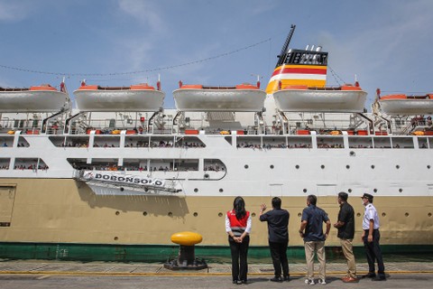Menteri BUMN Erick Thohir melepas keberangkatan mudik gratis sepeda motor naik kapal laut di Pelabuhan Penumpang Tanjung Priok, Jakarta, Selasa (26/4/2022). Foto: Dhemas Reviyanto/ANTARA FOTO
