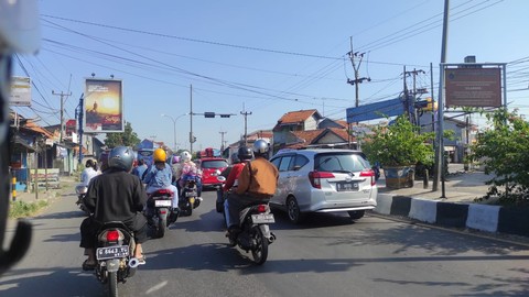 Arus Balik di Jalur Pantura Cirebon H+4 Lebaran Ramai Lancar pada Jumat (6/5) pagi. Foto: Agaton Kenshanahan/kumparan