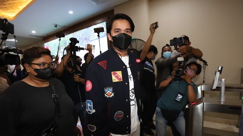 Billy Syahputra memenuhi panggilan menjadi saksi terkait kasus robot trading DNA Pro di Bareskrim Mabes Polri, Jakarta, Kamis, (28/4/2022). Foto: Dok. Agus Apriyanto