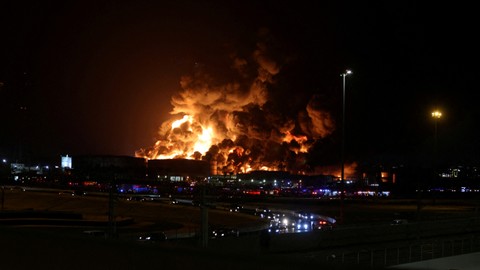 Houthi menyerang fasilitas Aramco di Jeddah dan membakar dua tangki penyimpanan minyak (1)