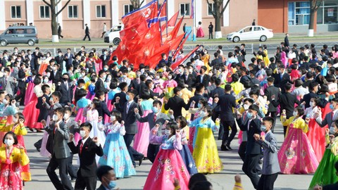 Orang-orang menari untuk memperingati 10 tahun pemimpin Korea Utara Kim Jong Un memimpin Partai Pekerja Korea (WPK) yang berkuasa, di Pyongyang, Korea Utara, Senin (11/4/2022). Foto: KCNA via REUTERS