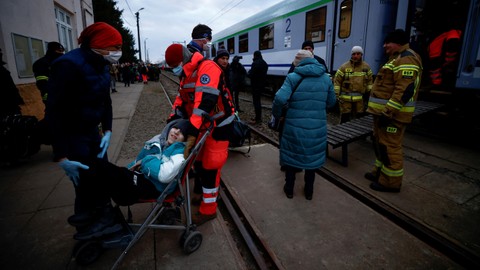Paramedis membantu anak yang sakit kronis dari Kharkiv, Ukraina untuk naik kereta yang diubah untuk transportasi medis, di Medyka, Polandia, Kamis (10/3/2022). Foto: Yara Nardi/Reuters