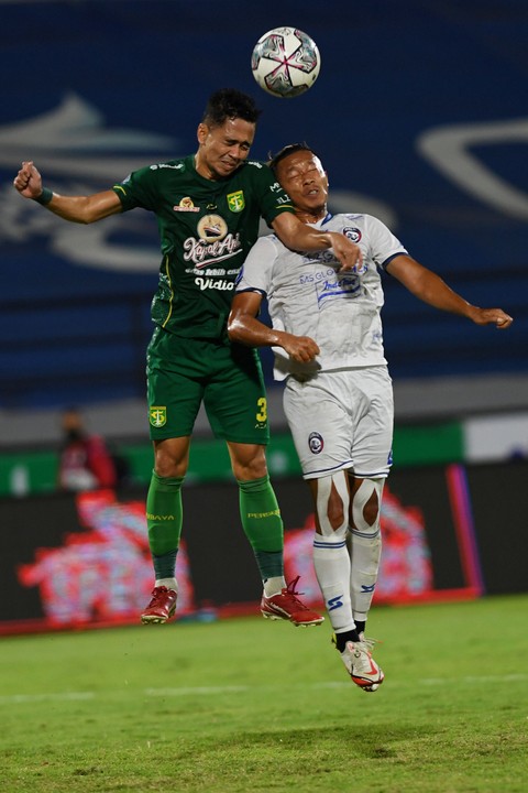 Pemain Persebaya Reva Adi Utama duel dengan pemain Arema FC Dendi Santoso saat pertandingan Liga 1 di Stadion I Wayan Dipta, Gianyar, Bali, Rabu (23/2/2022). Foto: Nyoman Budhiana/Antara Foto