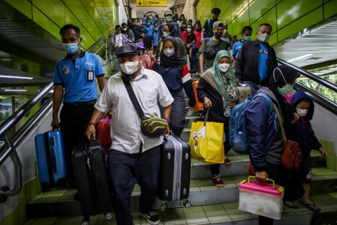 Pemudik tiba di Stasiun Gambir, Jakarta, Sabtu (7/5/2022). Foto: Rivan Awal Lingga/ANTARA FOTO