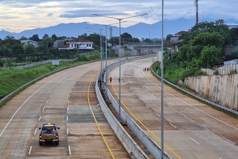 Kendaraan petugas melintas di ruas tol Pamulang - Cinere di kawasan Pondok Cabe, Tangerang Selatan, Banten, Minggu (6/3/2022). Foto: Muhammad Iqbal/ANTARA FOTO