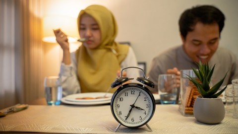 Ilustrasi waktu makan sahur. Foto: Shutter Stock