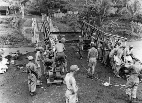 Pasukan Belanda di Sumatra, Indonesia membangun jembatan darurat selama operasi melawan pejuang Republik pro-kemerdekaan pada 4 Januari 1949. Foto: Keystone/Getty Images