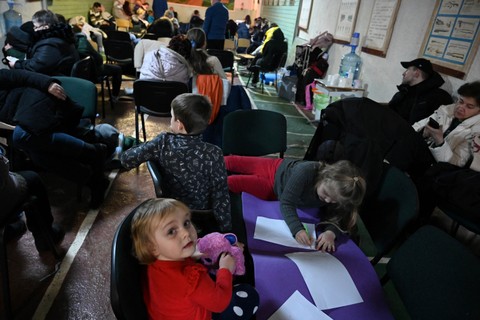 Beberapa anak bermain saat di tempat perlindungan serangan udara di Kiev, Ukraina (24/2/2022). Foto: Viacheslav Ratynskyi/REUTERS