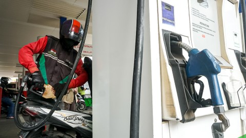 Pengendara sepeda motor mengantre membeli bahan bakar Pertalite di SPBU kawasan Kuningan, Jakarta, Rabu (30/3).   Foto: Iqbal Firdaus/kumparan