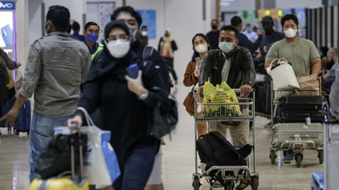 Sejumlah calon penumpang pesawat berjalan di area Terminal 2 Bandara Soekarno Hatta, Tangerang, Banten, Selasa (19/4/2022). Foto: Fauzan/ANTARA FOTO