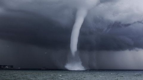Ilustrasi fenomena cuaca puting beliung waterspout. Foto: Minerva Studio/Shutterstock