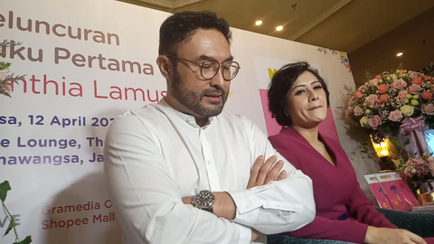 Surya Saputra dan Cynthia Lamusu di acara perilisan buku Move It dan perayaan ulang tahun Cynthia Lamusu, The Tribrata Dharmawangsa, Jakarta Selatan Selasa (12/4/2022). Foto: Giovanni/kumparan