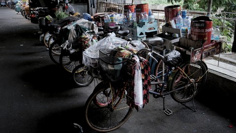 Sejumlah sepeda pedagang kopi keliling berjejer rapi di Jalan Prapatan I, Senen, Jakarta Pusat, Jumat (25/3/2022). Foto: Jamal Ramadhan/kumparan
