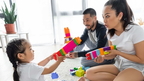 Ilustrasi menemani anak bermain. Foto: LightField Studios/Shutterstock