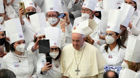 Paus Fransiskus juga sempat menyapa  dan berfoto bersama para wanita dari Italian Chefs Federatio usai audiensi umum mingguan di Aula Paulus VI, Vatikan, Rabu (23/3). Foto: Alessandra Tarantino/AP Photo
