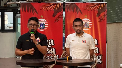 Direktur Persija, Prapanca (kiri), bersama Wakil Presiden Persija, Ganesha (kanan), di Hotel Monopoli, Kemang, Jakarta Selatan, Jumat (29/4/22). Foto: Soni Insan Bagus/kumparan