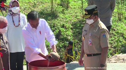 Gubernur Anies Baswedan (Kanan) menyerahkan tanah dan air kepada Presiden Jokowi di Titik Nol IKN, Senin (14/3/2022). Foto: Youtube/Setpres