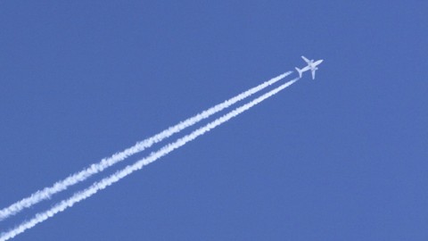 Ilustrasi pesawat mengeluarkan asap. Foto: yankane/Shutterstock