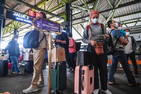 Penumpang Kereta Api Argo Bromo Anggrek tujuan Surabaya menunggu kedatangan kereta di Stasiun Gambir, Jakarta, Jumat (22/4/2022). Foto: Hafidz Mubarak A/ANTARA FOTO