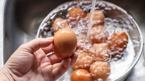 Ilustrasi mencuci telur. Foto: Tomophafan/Shutterstock