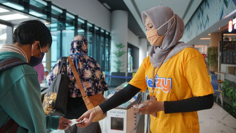  Penumpang membeli tiket kapal ASDP melalui aplikasi Ferizy secara online. Foto: ASDP