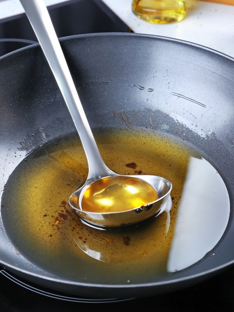 Ilustrasi minyak goreng bekas pakai. Foto: Africa Studio/Shutterstock