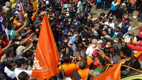 Buruh dari Karawang berangkat ke Jakarta untuk demo JHT. Foto: Dok. Istimewa