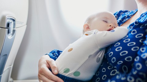 Ilustrasi bayi ikut mudik orang tua dengan pesawat. Foto: Ekaterina Pokrovsky/Shutterstock. 