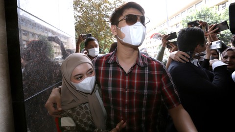 Rizky Billar bersama  Lesty Kejora saat memenuhi panggilan sebagai saksi terkait kasus Quotex tersangka Doni Salmanan di Bareskrim, Mabes Polri, Jakarta, Selasa, (22/3/2022). Foto: Agus Apriyanto