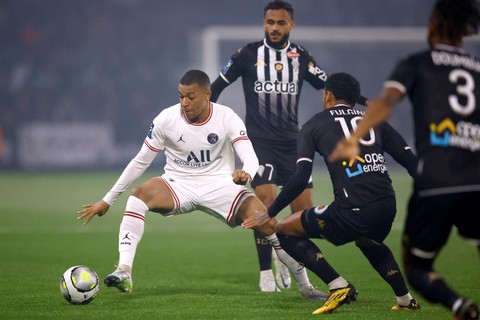 Pemain Paris Saint-Germain (PSG) Kylian Mbappe berebut bola dengan pemain Angers pada pertandingan lanjutan Liga Prancis di Stade Raymond Kopa, Angers, Prancis.
Foto: Stephane Mahe/REUTERS