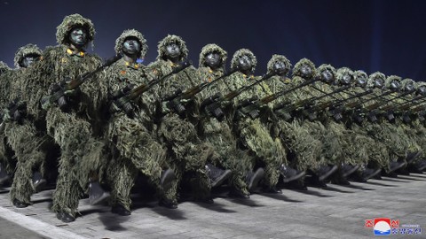 Personel militer ambil bagian dalam parade militer malam hari untuk memperingati 90 tahun berdirinya Tentara Revolusioner Rakyat Korea di Pyongyang, Korea Utara dari foto yang dirilis pada Selasa (26/4). Foto: KCNA/via REUTERS