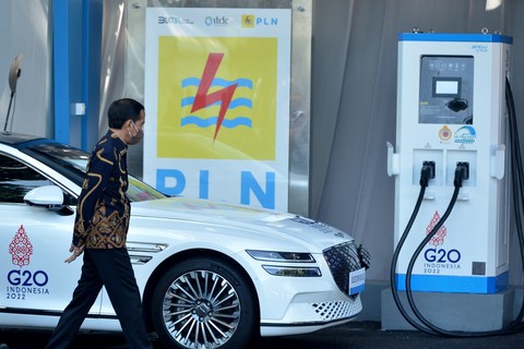 Presiden Joko Widodo di peresmian Stasiun Pengisian Kendaraan Listrik Umum (SPKLU) Ultra Fast Charging. Foto: ANTARA FOTO/Fikri Yusuf