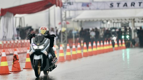 Peserta memacu sepeda motornya dalam ajang Street Race Polda Metro Jaya di kawasan BSD Serpong, Tangerang, Banten, Jumat (22/4/2022). Foto: Dok. Pertamina Fastron Enduro