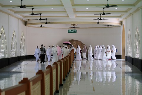 Sejumlah jamaah calon haji dan umroh mengikuti pelatihan Sa'I (berlari-lari kecil antara bukit safa dan marwah) di Al Mahmudah Manasik Haji Training Centre Setu, Tangerang Selatan, Banten, Selasa (22/3). Foto: Aditia Noviansyah/kumparan