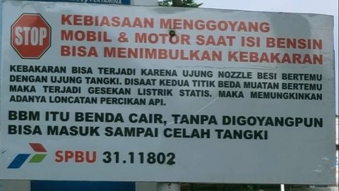 Papan informasi soal bahaya menggoyangkan kendaraan saat mengisi BBM di salah satu SPBU Pertamina. Foto: Dok. Istimewa