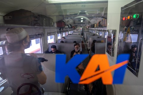 Sejumlah pemudik duduk di dalam gerbong kereta api Serello tujuan Palembang-Lubuklinggau di Stasiun Kertapati Palembang Sumatera Selatan, Sabtu (23/4/2022). Foto: Nova Wahyudi/ANTARA FOTO