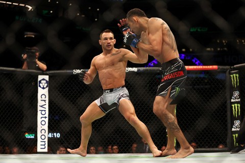 Michael Chandler saat melawan Tony Ferguson pada pertandingan UFC 274 di Footprint Center, Phoenix, Arizona, Amerika Serikat, Sabtu (7/5/2022). Foto: Mark J. Rebilas/USA TODAY Sports/Reuters