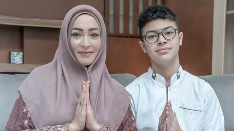 Angelina Sondakh rayakan Lebaran bersama anaknya, Keanu Massaid.  Foto: Instagram.com/angelinasondakh09