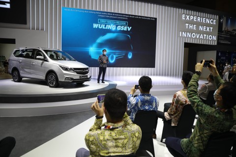 Vice President Wuling Motors Indonesia, Han Dehong menjelaskan mobil New Cortez di pameran Indonesia International Motor Show (IIMS) Hybrid 2022 di JIExpo Kemayoran, Jakarta, Kamis (31/3). Foto: Aditia Noviansyah/kumparan