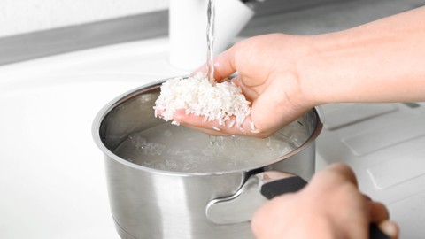Ilustrasi mencuci beras. Foto: Africa Studio/Shutterstock