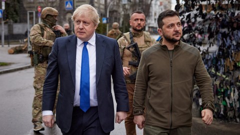 Presiden Ukraina Volodymyr Zelenskiy dan Perdana Menteri Inggris Boris Johnson berjalan di Pusat Kiev, Ukraina, Sabtu (9/4/2022). Foto: Layanan Pers/Handout Kepresidenan Ukraina melalui REUTERS