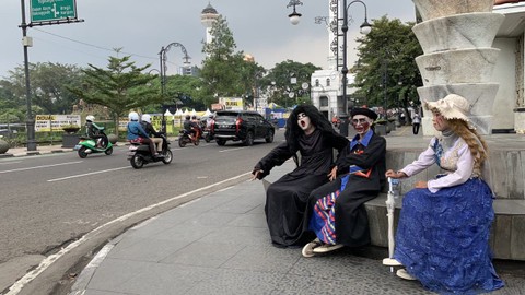 Para cosplayer hantu yang tergabung dalam Comjurig (Comunitas Jurig Bandung) di Jalan Asia Afrika Bandung.  Foto: Dok. Ulfah Salsabila