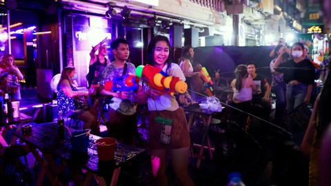 Wisatawan dan masyarakat setempat bermain air saat merayakan liburan Songkran yang menandai Tahun Baru Thailand, di Bangkok, Thailand, Rabu (13/4/2022). Foto: Chalinee Thirasupa/REUTERS
