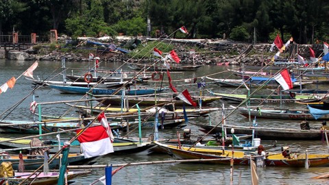 Sejumlah perahu nelayan tertambat di Pantai Kenjeran Surabaya, Jawa Timur, Minggu (3/4/2022).   Foto: Didik Suhartono/Antara Foto