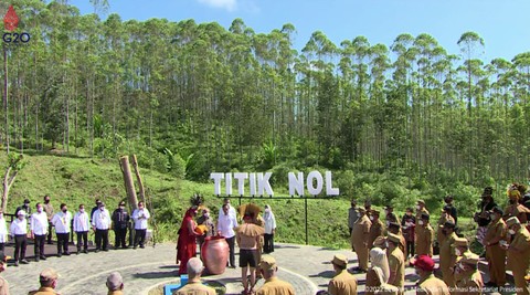 Gubernur Anies Baswedan menyerahkan tanah dan air kepada Presiden Jokowi di Titik Nol IKN, Senin (14/3/2022). Foto: Youtube/Setpres