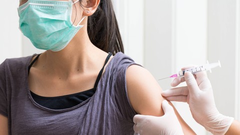 Kata Dokter: Mitos Efek Samping Masih Jadi Tantangan Pelaksanaan Vaksinasi. Foto: Komsan Loonprom/Shutterstock