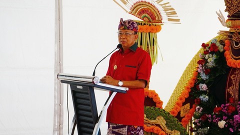 Gubernur Bali Wayan Koster saat Groundbreaking PLTS di Tol Bali Mandara, Sabtu (5/3/2022). Foto: Jasa Marga