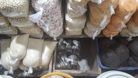 Stok gula pasir di Pasar Senen, Sabtu (2/4/2022). Foto: Narda Margaretha Sinambela/kumparan